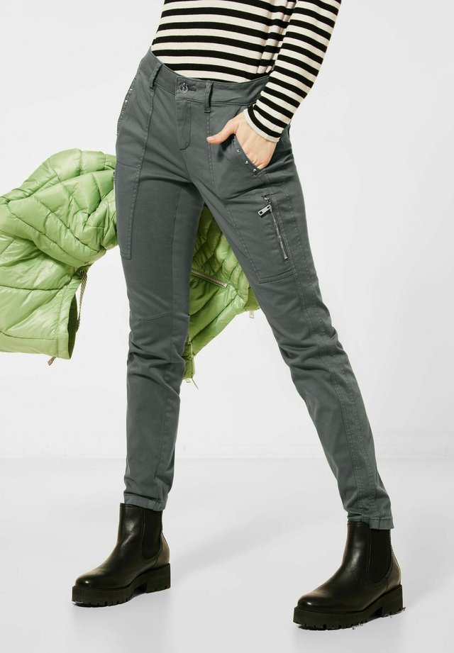MIT NIETEN - Stoffhose - grün
