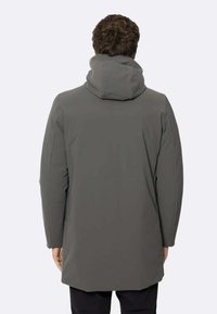 Cappotto grigio a mezza lunghezza con cappuccio, dalla texture liscia e dal design minimalista. Presenta tasche laterali e un orlo arrotondato.