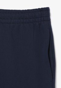 Marineblauwe sweatpants met een zachte textuur, elastische tailleband, zijzakken en een relaxte pasvorm voor optimaal comfort.