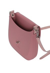 Borsa a tracolla in ecopelle rosa con una texture liscia, chiusura magnetica e tracolla regolabile. Presenta accessori in metallo argentato e un design minimalista.