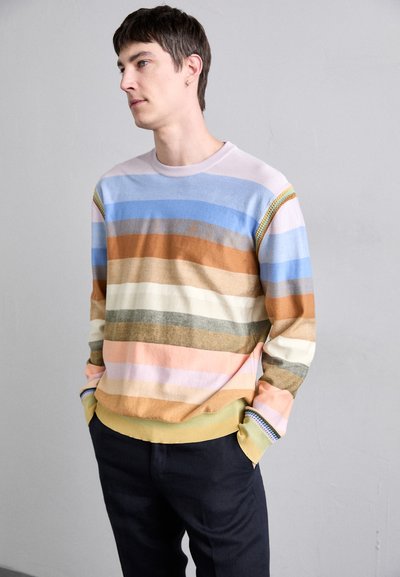 Suéter listrado multicolorido em tecido de malha suave, apresentando listras horizontais em azul, castanho, creme, verde e acentos pastel; punhos canelados.