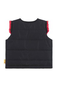 Gilet imbottito blu navy con texture trapuntata, con accenti a volant rossi sui giromanica. Etichetta nell'angolo in basso a sinistra. Senza apertura frontale.