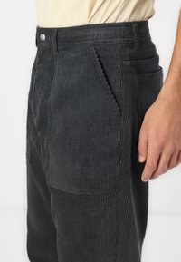 Converse GO TO HARBOR PANTS UNISEX - Püksid - dark matter