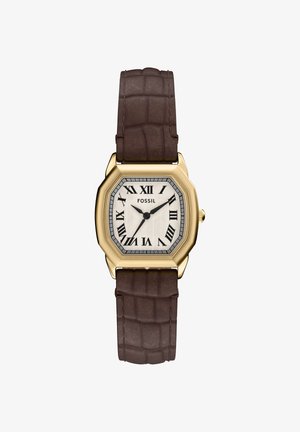 Montre rectangulaire Fossil couleur or avec cadran blanc, chiffres romains noirs, aiguilles des heures et des minutes noires, et bracelet en cuir texturé marron.