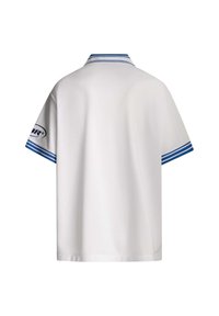 Witte poloshirt met een kraag en mouwomslagen met blauwe strepen. De stof heeft een gladde textuur, met een ontspannen pasvorm en geen zichtbare patronen.