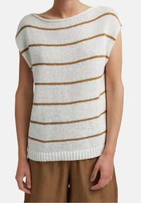 Neulepaita, jossa on valkoinen kangas ja vaakasuoria ruskeita raitoja, leveä venepääntie ja lyhyet hihat. Alareunassa resorireunus.