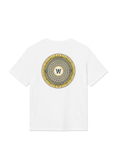 Άσπρο κοντομάνικο T-shirt με κυκλικό, περίπλοκο κίτρινο και γκρι σχέδιο που μοιάζει με λαβύρινθο στο κέντρο της πλάτης, με έναν στυλιζαρισμένο χαρακτήρα "W" στη μέση.