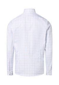 Koszula zapinana na guziki o białym tle, z niebiesko-czerwonym wzorem w kratę. Długie rękawy z mankietami na guziki. Klasyczny krój kołnierza.