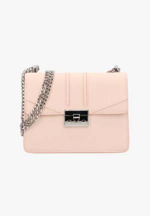 Sac à bandoulière en cuir rose clair avec bandoulière chaîne argentée et fermoir argenté rectangulaire sur le rabat avant.