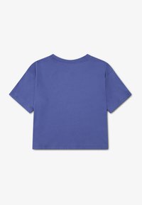 Μωβ βαμβακερό μπλουζάκι, με κοντά μανίκια, λαιμόκοψη στρογγυλή, τετράγωνο σχήμα. Λείο υφασμάτινο με σταθερό χρώμα, χωρίς σχέδια ή διακοσμήσεις.