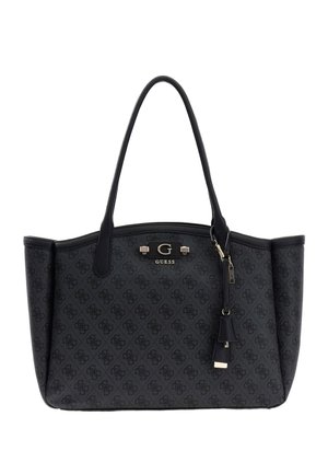 Schwarze Guess Tragetasche mit gemustertem Logo-Design, zwei langen Henkeln, Metall-Logoplatte und dekorativem hängendem Anhänger.