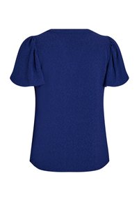 Blouse bleu royal avec des manches bouffantes courtes, présentant une texture douce et un motif subtil en léopard, encolure arrondie et ourlet incurvé.