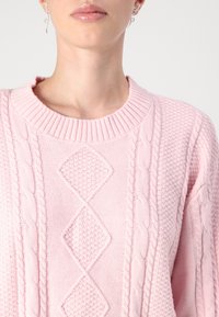 Hollister Co. OVERSIZED CABLE CREW - Neule - chalk pink