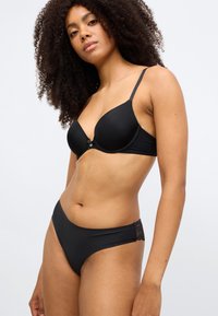 Σετ μαύρου εσωρούχου που περιλαμβάνει ένα απαλό, διαμορφωμένο σουτιέν με ρυθμιζόμενους ιμάντες και διακο�σμητική δαντέλα στο σλιπ με ψηλή μέση.