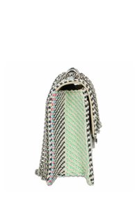 Bolso rectangular tejido con un patrón multicolor, correa de cadena y cierre de cremallera. Presenta una combinación de colores en verde, negro y blanco.