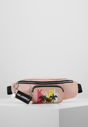 Jasnoróżowa nerka z dwoma zamykanymi na zamek kieszeniami, kolorowym napisem "KARL", czarnymi grafikami palm i brelokiem Karl Lagerfeld.