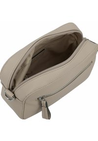 Bolso de cuero texturizado beige con un compartimento principal con cremallera y un bolsillo frontal. El interior está forrado con una tela suave. El herraje es de tono plateado.