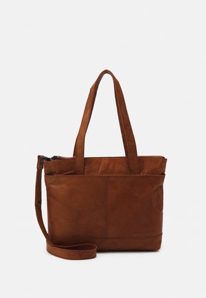 Braune Ledertasche mit zwei Griffen, einem abnehmbaren Schulterriemen und sichtbaren Nähten vor schlichtem Hintergrund.