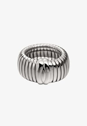 El anillo de metal tono plateado presenta un diseño estriado con una sección central lisa. Forma redondeada con un acabado pulido para una calidad reflectante.