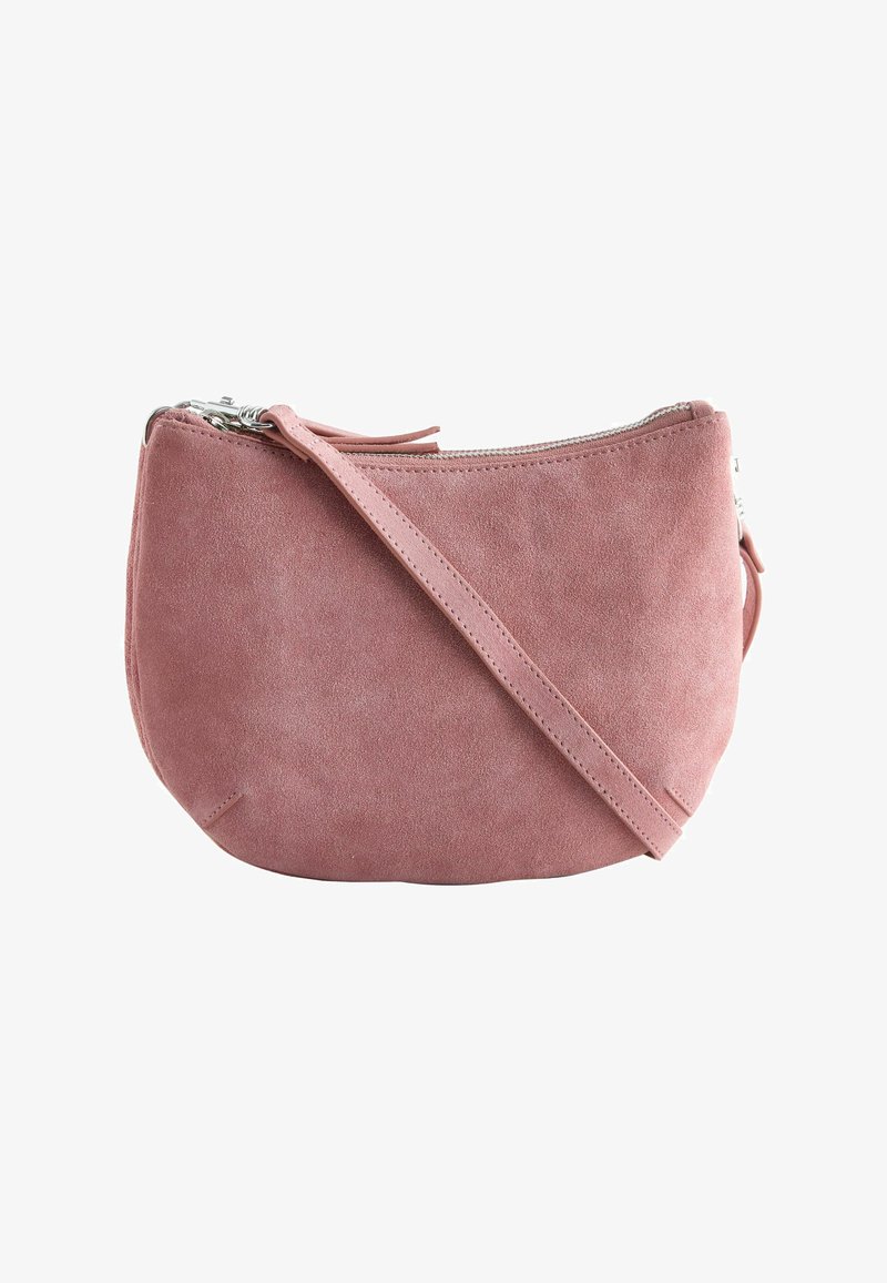 Väike tolmroosa seemisnahast rihmkott hõbedase tõmblukuga ja õhukese rihmaga, valge tausta ees.