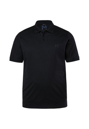 Czarny polo z krótkim rękawem, trzema guzikami i subtelnym logo na lewej piersi, przedstawiony na białym tle.