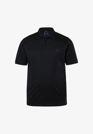 Czarny polo z krótkim rękawem, trzema guzikami i subtelnym logo na lewej piersi, przedstawiony na białym tle.