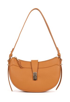 Borsa a mezzaluna in pelle color cuoio con una tracolla singola, patta frontale con chiusura metallica e dettaglio con cerniera sul lato.