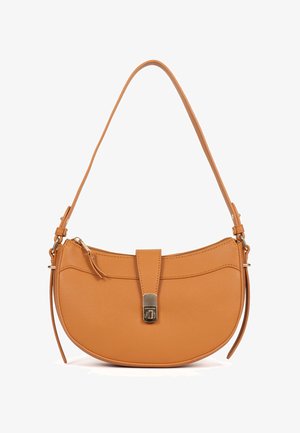 Borsa a mezzaluna in pelle color cuoio con una tracolla singola, patta frontale con chiusura metallica e dettaglio con cerniera sul lato.