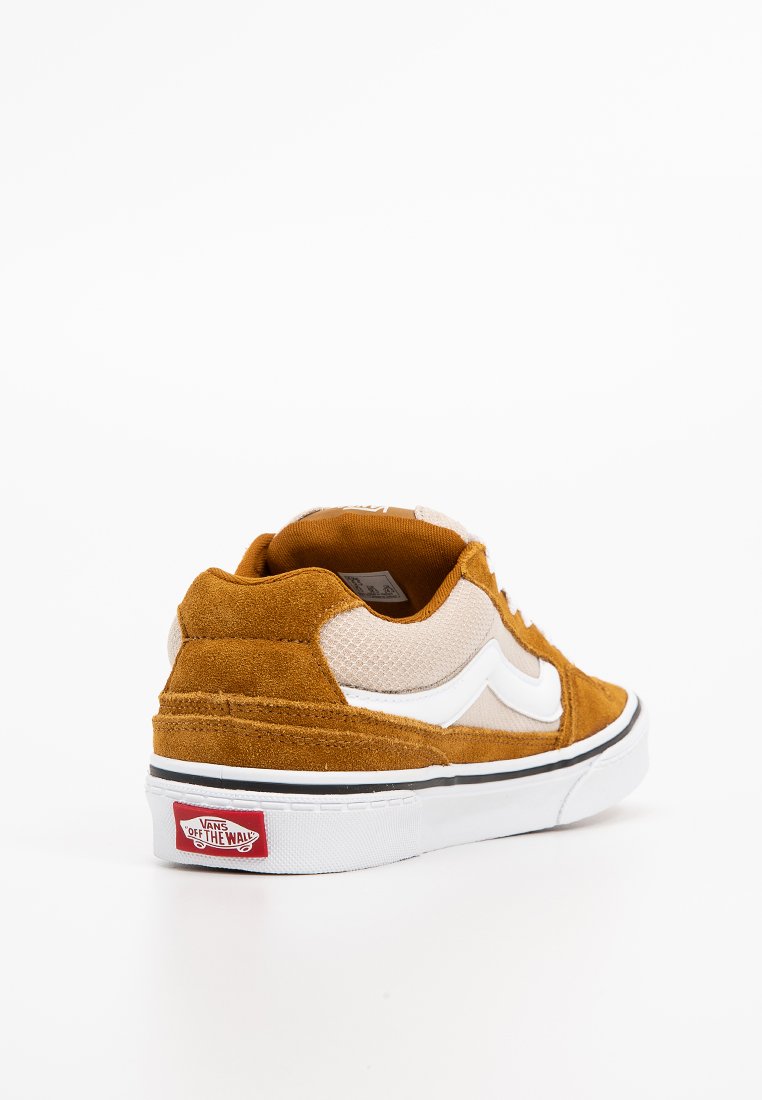 Zapatillas de ante y malla en color beige con detalles en blanco, con forma redondeada y un logotipo rojo "VANS Off the Wall" en el talón, que cuentan con una suela negra.