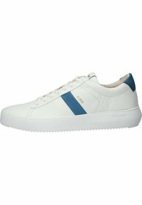 Weiße Ledersneaker mit blauer Akzentlinie, strukturiertem Material, abgerundeter Spitze und weißer Gummisohle mit gezacktem Profildesign.