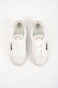 Ζευγάρι λευκά sneakers Karl Lagerfeld με χρυσό λογότυπο στη γλώσσα, μαύρη λεπτομέρεια στο πλάι και λευκά σατέν κορδόνια σε λευκό φόντο.