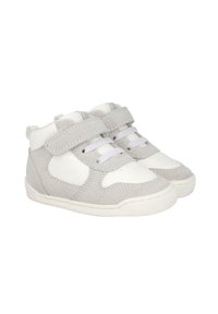 Zapatillas altas en gris y blanco, fabricadas con materiales de ante y cuero. Presentan correas de velcro y cordones, punta redondeada y suela plana de goma.