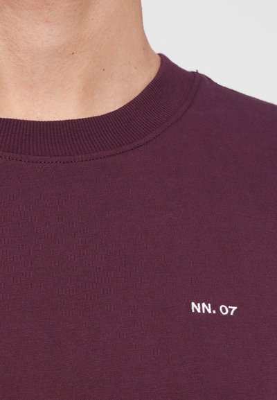 Sudadera de cuello redondo burdeos hecha de algodón suave, con un pequeño logo bordado en blanco "NN. 07" en la zona del pecho.
