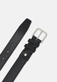 Cinturón de cuero negro con textura suave, que presenta una hebilla de metal plateado y una serie de agujeros para ajuste. Costuras detalladas visibles.