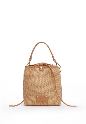Borsa a secchiello intrecciata color cuoio con rifiniture in pelle, manico superiore, chiusura con coulisse e piccola etichetta rettangolare in pelle sul davanti.