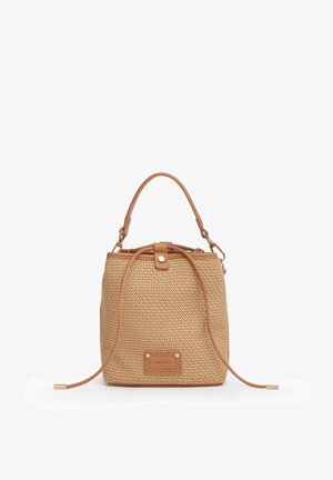 Borsa a secchiello intrecciata color cuoio con rifiniture in pelle, manico superiore, chiusura con coulisse e piccola etichetta rettangolare in pelle sul davanti.