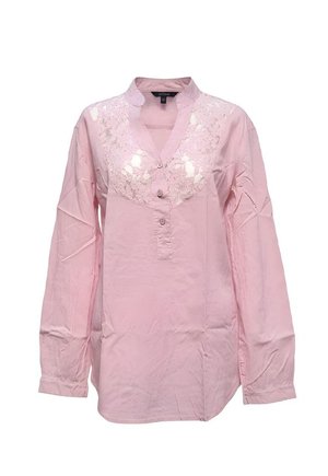 Blusa de manga larga de color rosa claro con botones en la parte superior delantera y un detalle de encaje en el panel que atraviesa el pecho y los hombros.