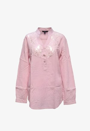 Blusa de manga larga de color rosa claro con botones en la parte superior delantera y un detalle de encaje en el panel que atraviesa el pecho y los hombros.