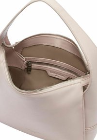 Jasnoróżowa skórzana torebka o gładkiej fakturze, z zamkiem błyskawicznym i wewnętrzną kieszenią. Charakteryzuje się zakrzywionym kształtem i przeszytymi akcentami.