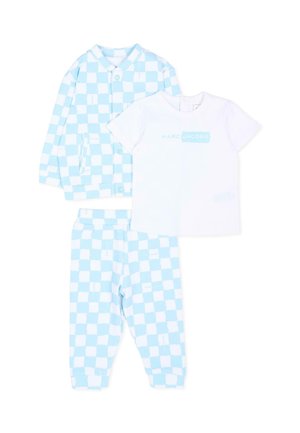 Completo di abbigliamento per bambini con giacca e pantaloni a quadretti azzurri e bianchi, e maglietta bianca a maniche corte con logo "Marc Jacobs".