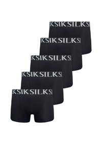 Vijf zwarte boxershorts met grijze elastische taillebanden van het merk "SILK", diagonaal gestapeld op een witte achtergrond.