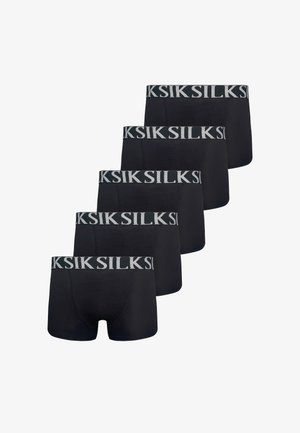 Fem svarta boxershorts med grå elastiska midjeband från "SILK", staplade diagonalt på en vit bakgrund.