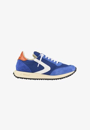 Sneakers atletiche blu con una combinazione di materiali in suede e mesh, dettaglio del logo bianco, tallone arancione a contrasto e suola nera testurizzata.