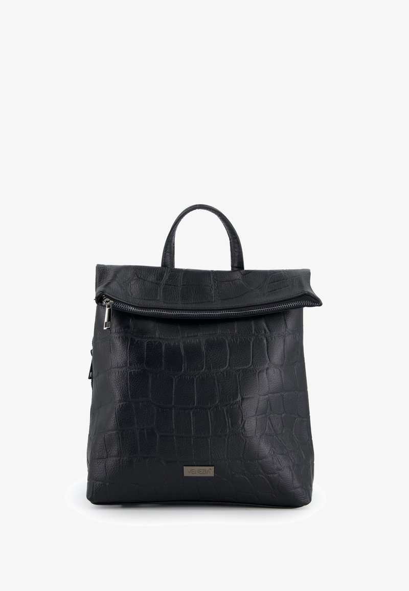 Sac à dos en faux cuir noir avec une texture crocodile, doté d'une fermeture éclair sur le dessus et d'une petite poignée de transport. Détails logo subtil à l'avant.