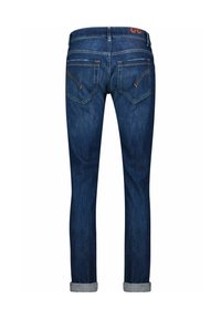 Donkerblauwe denim jeans met een slim fit, voorzien van twee achterzakken en contrasterende stiksels. De pijpen zijn opgerold, waardoor een recht model zichtbaar is.