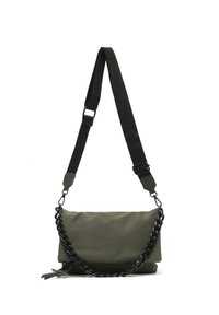 Borsa a spalla verde oliva con finitura testurizzata. Presenta una tracolla in catena nera staccabile e una tracolla in tessuto a contrasto.