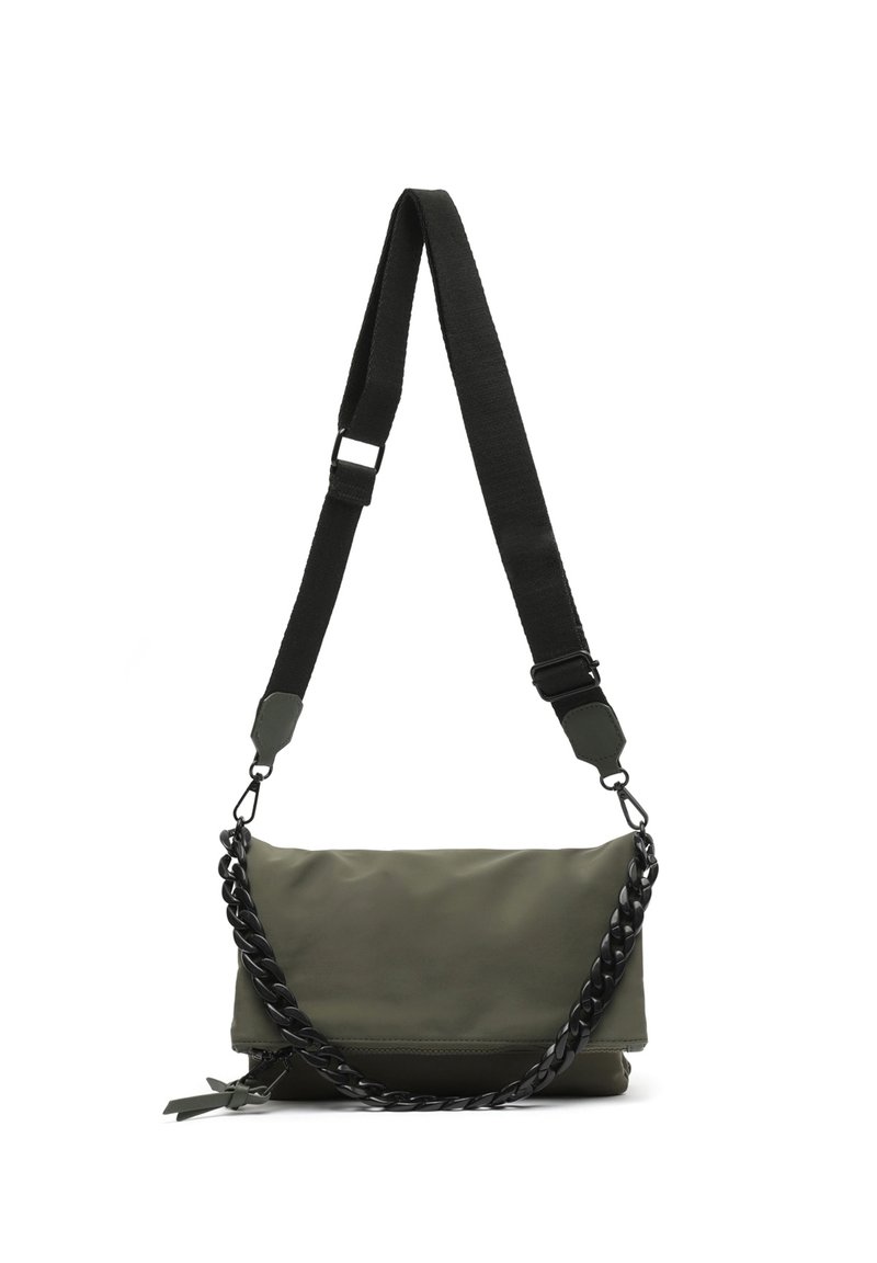 Borsa a spalla verde oliva con finitura testurizzata. Presenta una tracolla in catena nera staccabile e una tracolla in tessuto a contrasto.