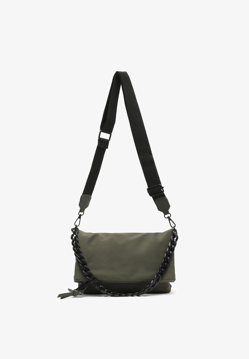 Olivgrön axelväska med en texturerad yta. Har en avtagbar svart kedjesnodd och en axelrem i kontrasterande tyg.
