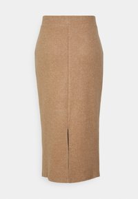 Jupe midi en maille côtelée de couleur chameau, avec une fente centrale au dos et une ceinture ajustée sur fond blanc.