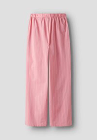 Pantalons en coton rose à jambes larges avec des rayures verticales blanches et une taille élastique. Texture lisse avec une coupe décontractée, idéale pour un look décontracté.